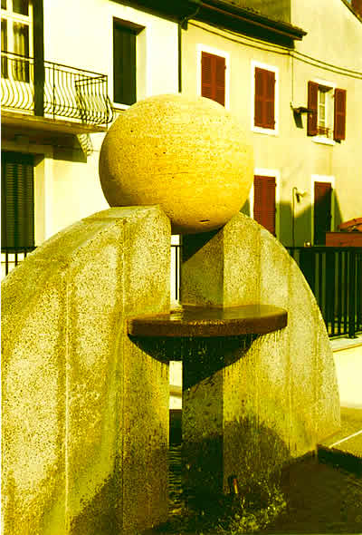 fontaine en pierre du gard