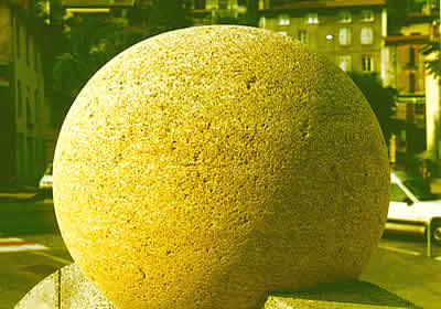 Fontaine en pierre du gard